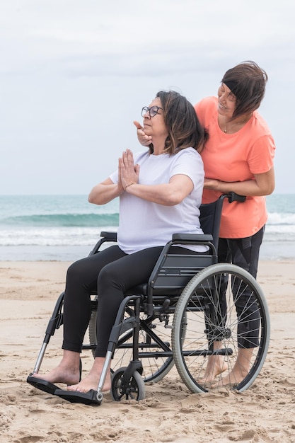 Foto donne sedute sulla spiaggia