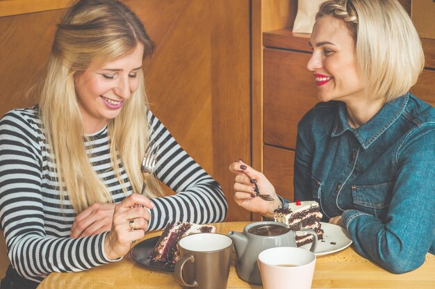 Foto le donne sedute in un bar e bevono un tè caldo