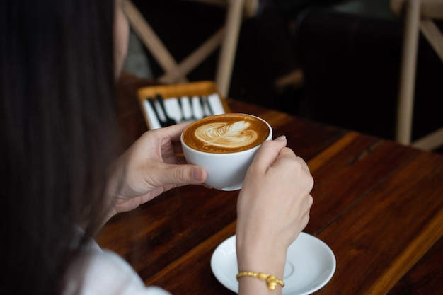 Donne che si siedono nella caffetteria per bere a tempo di caffè