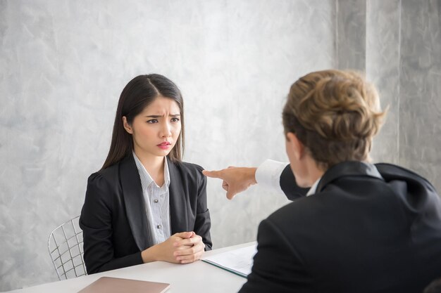 写真 部屋に座っている女性