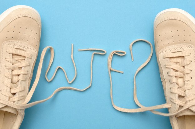 Фото Женские кроссовки со шнурками в тексте wtf