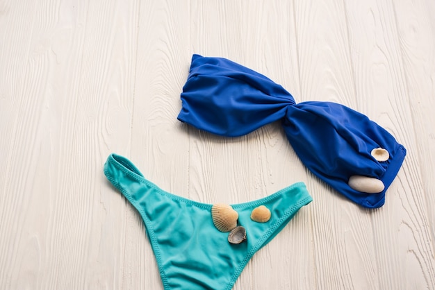 女性は多色の青い水着ビキニ夏の背景を分割します