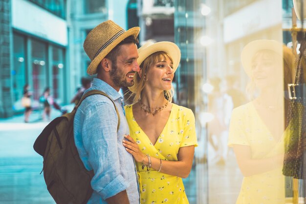 Foto donne in piedi accanto alle persone in città