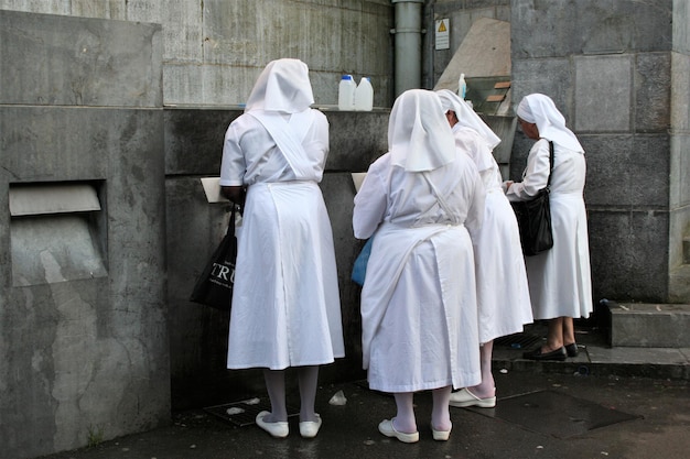 写真 寺院に立っている女性