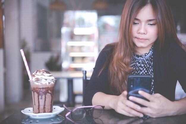 Bevande rinfrescanti per donne ed estate. cacao freddo al cioccolato freddo.