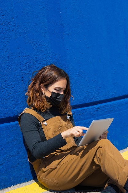 女性のタブレットマスクダーク