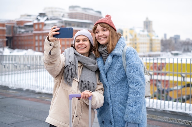 写真 通りで自分撮りをしている女性