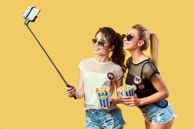 Donne che prendono selfie con popcorn