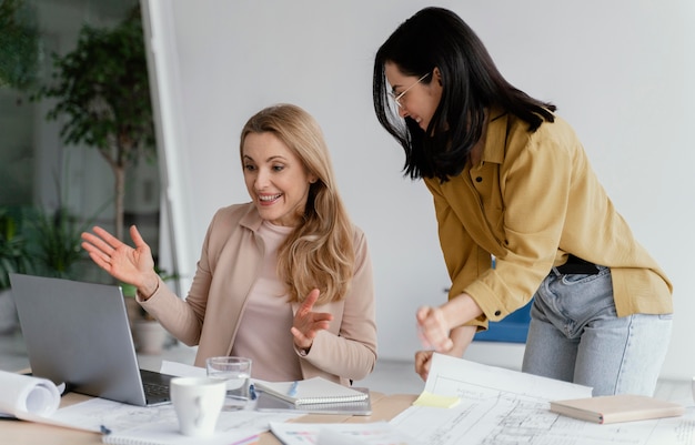 Photo women talking about a project in a meeting