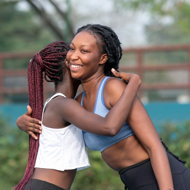 Foto abbracciare di giocatori di tennis delle donne