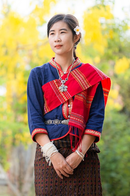 Photo women in thai dress at the old temple,beautyful thai woman wearing thai dress and smile