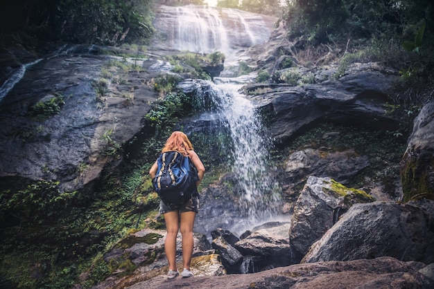 女性旅行。女性アジア旅行者旅行自然森林、山、滝