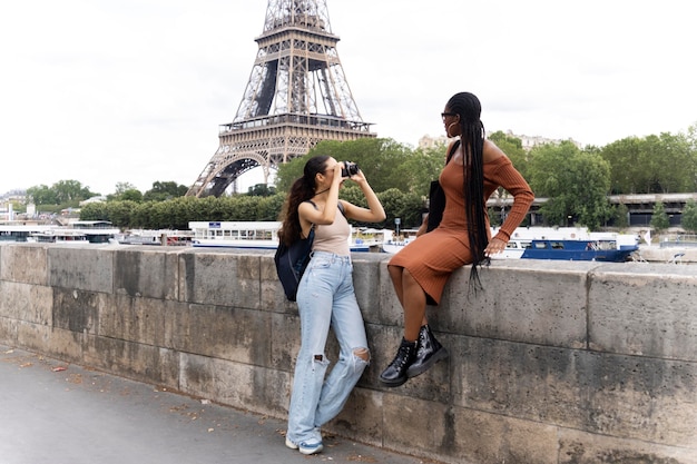 Foto donne che viaggiano e si divertono insieme a parigi