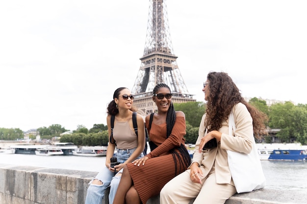 파리에서 함께 여행하고 즐거운 시간을 보내는 여성