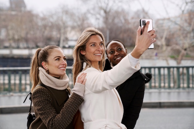 写真 パリを旅行する女性