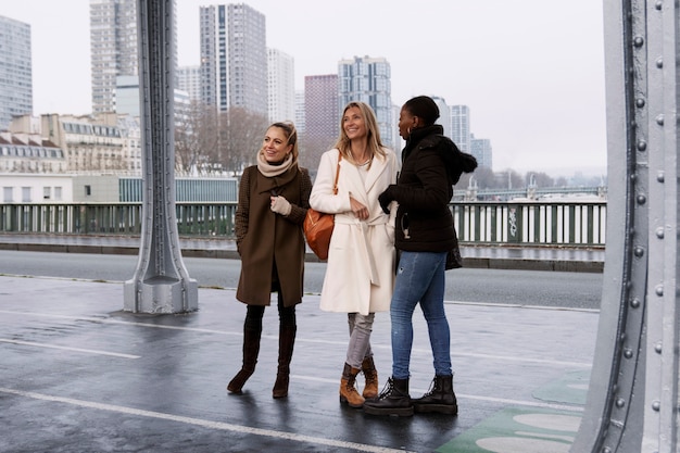 Foto donne che viaggiano a parigi