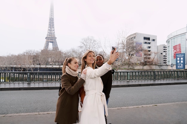 Foto donne che viaggiano a parigi