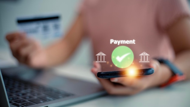 女性は、オンライン ショッピング テクノロジーのアイコンにクレジット カードを保持し、モバイル バンキング経由で支払いを使用します。デジタル バンキング インターネット支払いオンライン ショッピングと金融テクノロジーの概念