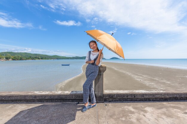 写真 海辺を訪れる女性