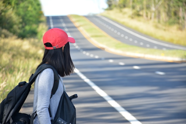 Foto donne in attesa sul ciglio della strada