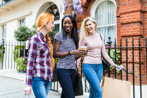 Donne che camminano e ridono a londra