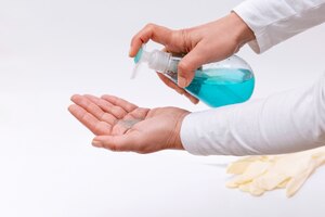 Foto le donne si lavano le mani con gel disinfettante