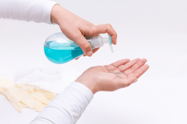 Le donne si lavano le mani con gel disinfettante