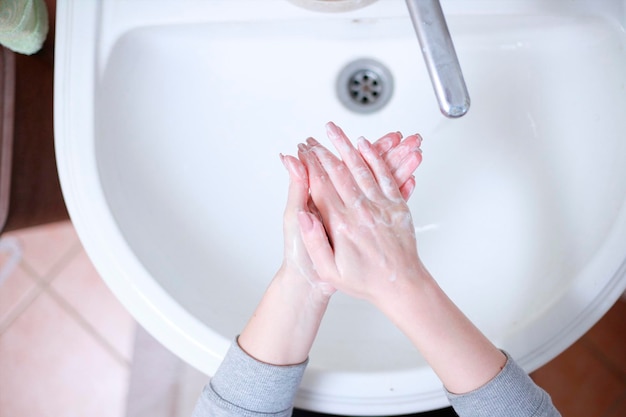 Photo women washing her hands