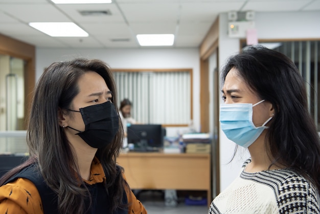 Donne che indossano la maschera protettiva contro l'epidemia di covid