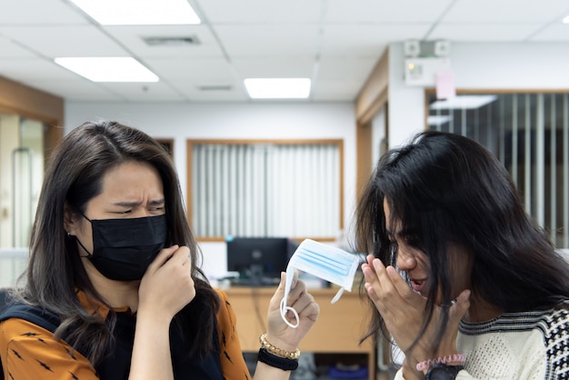 Donne che indossano la maschera protettiva contro l'epidemia di covid