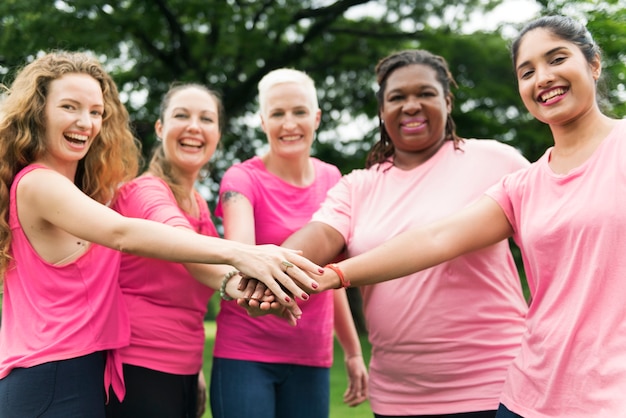 유방암 인식을 위해 분홍색을 입은 여성