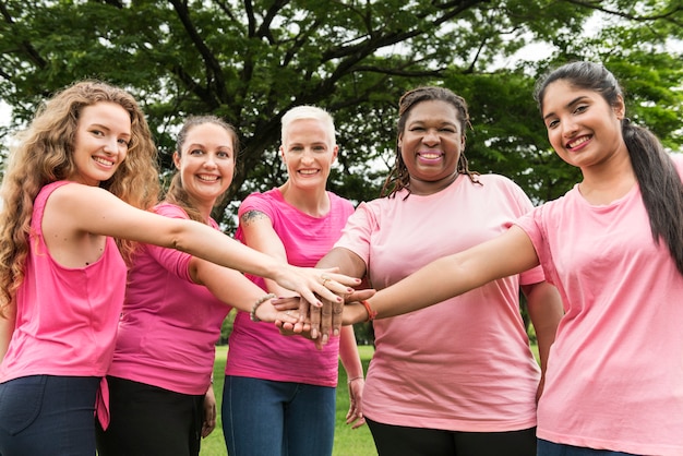 유방암 인식을 위해 분홍색을 입은 여성