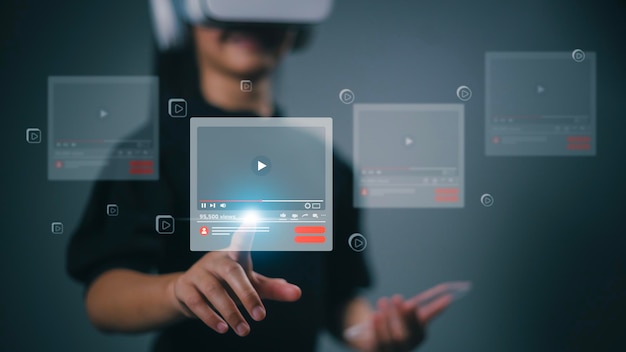 가상 화면에서 온라인으로 스트리밍하기 위해 VR을 착용한 여성 인터넷 웨비나 온라인 교육 온라인 교육 인터넷 기술 웨비나 온라인 코스