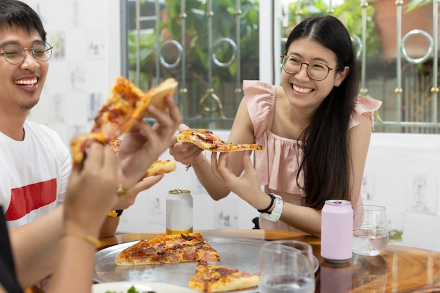 Женщины с лучшими друзьями, имеющие пиццу в ресторане.