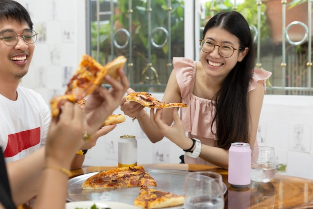 레스토랑에서 피자를 먹는 가장 친한 친구와 여자.