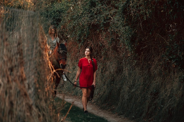 Photo women with horse in forest