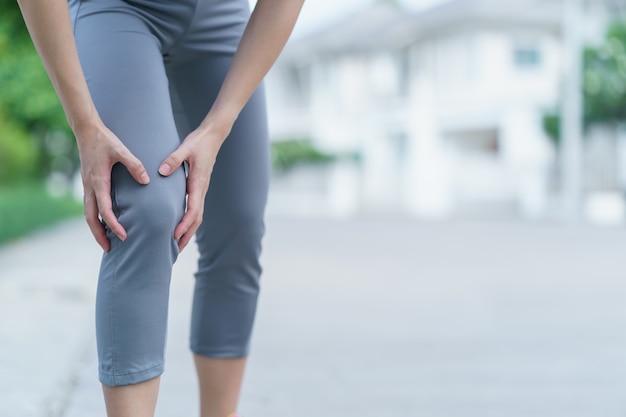 Women with knee pain Sport exercising injury