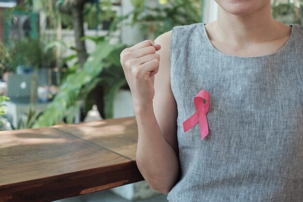 Donne con nastro rosa, consapevolezza del cancro al seno