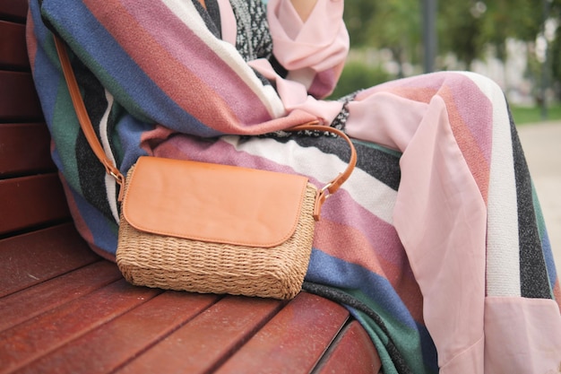 Фото Женщины со стильной повседневной сумочкой