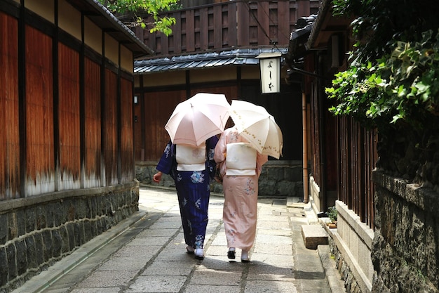 傘をかぶった女性