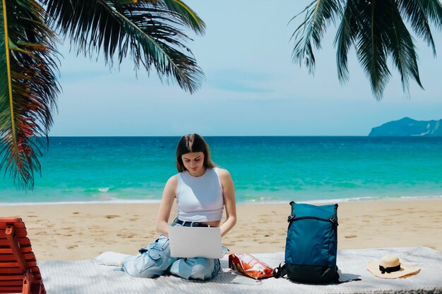 Photo women work at the beach work from anywhere concept