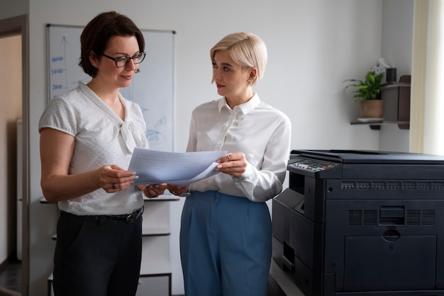 프린터를 사용하여 사무실에서 일하는 여성