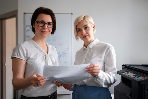 Foto donne al lavoro in ufficio utilizzando la stampante