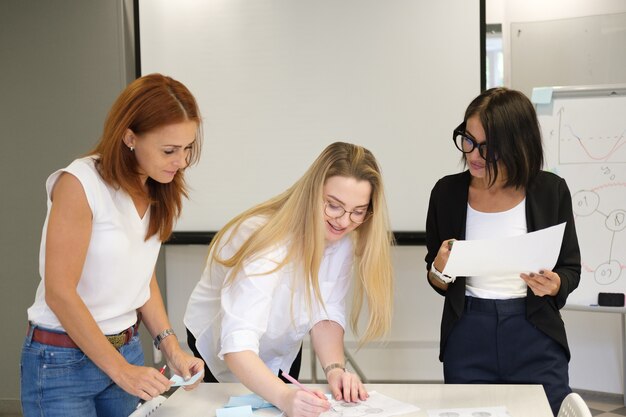 Foto le donne lavorano in team team building