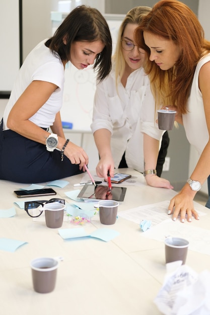 Photo women work in a team team building