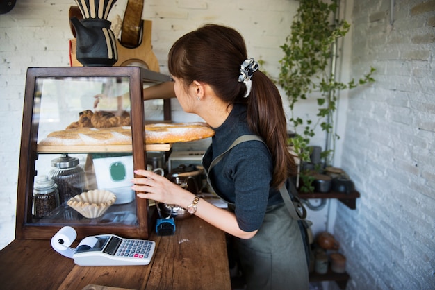 彼女の店で働く女性