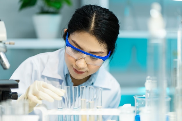 Women working in the laboratory