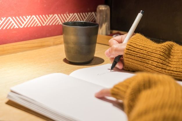 Donne che scrivono libro, libro bianco per lo spazio della copia, concetto di educazione