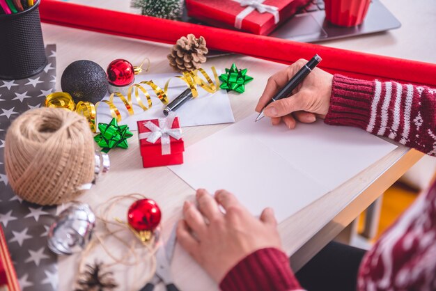 クリスマスの手紙を書く女性