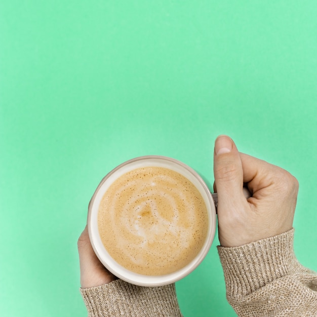 Womens handen met kopje koffie geïsoleerd